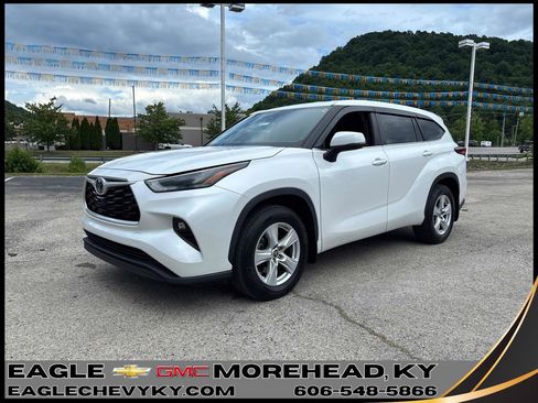 Used 2023 Toyota Highlander LE AWD/4WD image 1