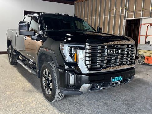 Used 2024 GMC Sierra 2500 Denali w/ Denali Reserve Package AWD/4WD image 3