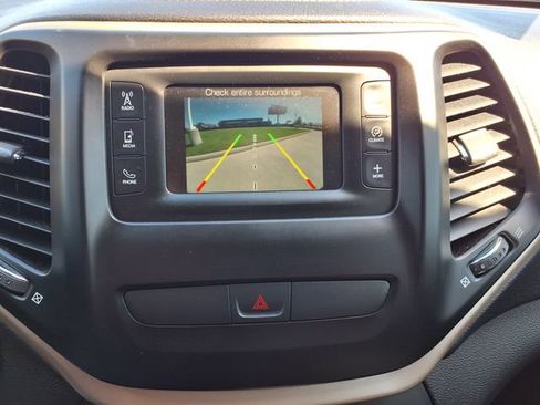 Used 2017 Jeep Cherokee Latitude FWD image 26