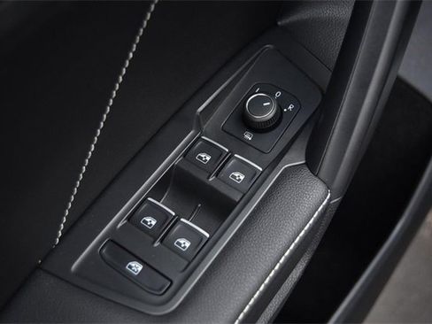 Certified 2023 Volkswagen Tiguan SE R-Line image 8