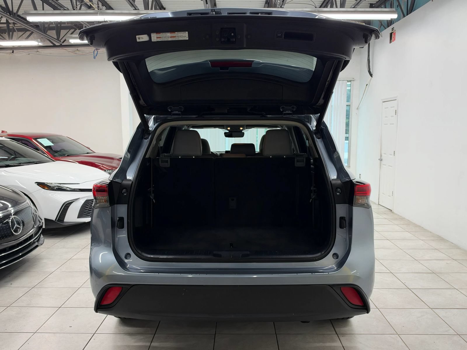 Used 2020 Toyota Highlander XLE AWD/4WD image 21