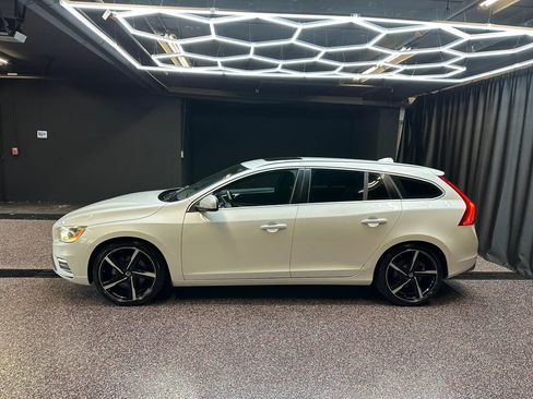 Used 2016 Volvo V60 T6 R-Design Platinum AWD/4WD image 4