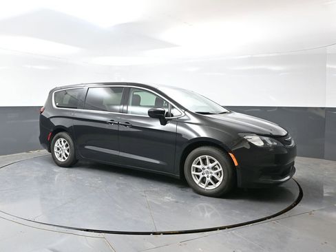 Used 2023 Chrysler Voyager LX FWD image 5