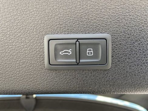 Used 2022 Audi e-tron Premium w/ Convenience Plus Package image 28