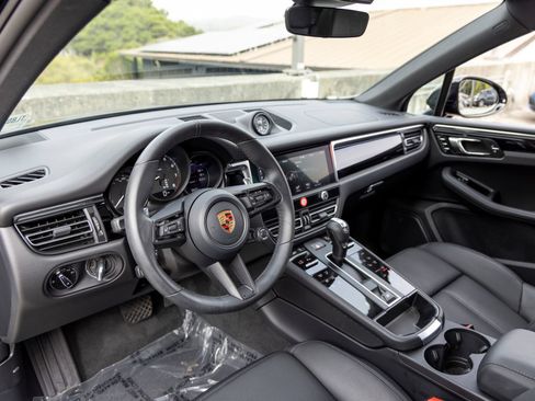 Certified 2026 Porsche Macan AWD/4WD image 4