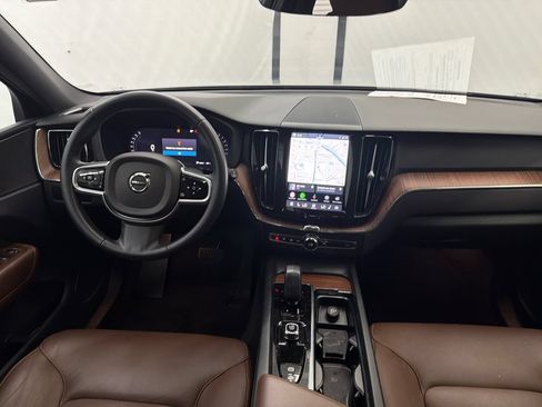 Used 2023 Volvo XC60 B5 Plus FWD image 25