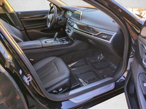 Used 2017 BMW 740i image 23