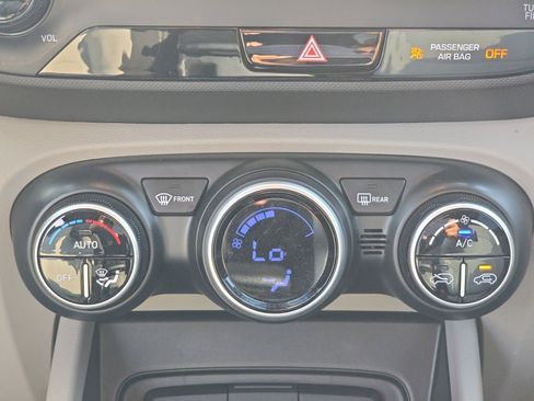 Used 2024 Hyundai Venue SEL image 16