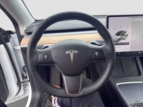 Used 2022 Tesla Model Y Long Range image 10