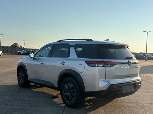 Certified 2025 Nissan Pathfinder SV FWD image 14