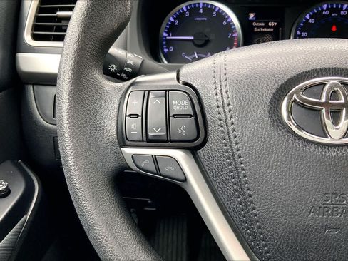 Used 2019 Toyota Highlander LE AWD/4WD image 24