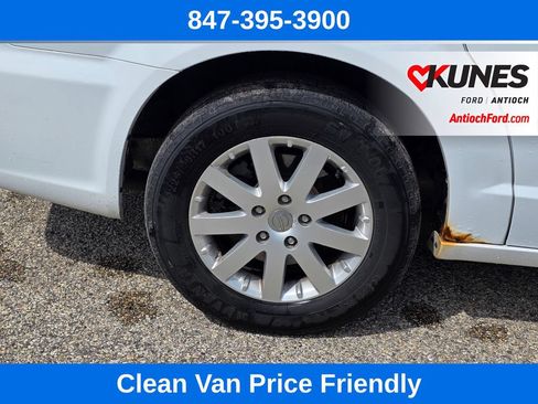 Used 2014 Chrysler Town & Country Touring FWD image 10
