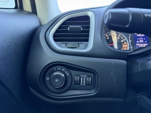 Used 2019 Jeep Renegade Latitude image 17