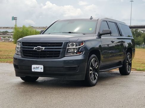 Used 2020 Chevrolet Suburban LT w/ RST Edition RWD image 2