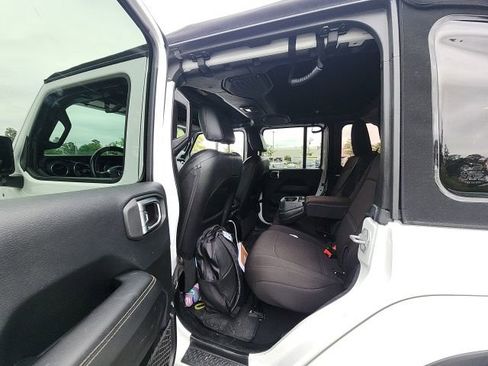 Used 2018 Jeep Wrangler Unlimited Sahara AWD/4WD image 28
