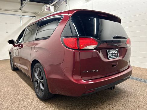 Used 2019 Chrysler Pacifica Touring-L Plus w/ S Appearance Package FWD image 4