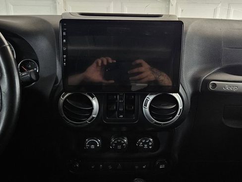 Used 2015 Jeep Wrangler Unlimited Rubicon w/ Connectivity Group AWD/4WD image 13