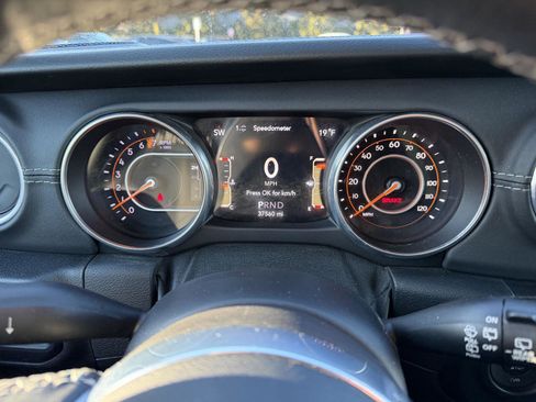 Used 2018 Jeep Wrangler Unlimited Sahara w/ Dual Top Group image 19