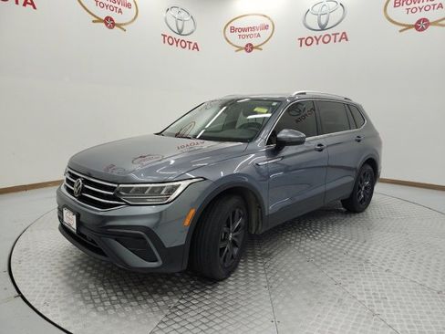 Used 2022 Volkswagen Tiguan SE w/ Panoramic Sunroof Package image 2