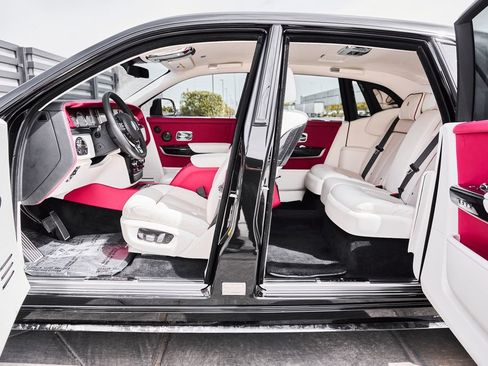 Used 2023 Rolls-Royce Phantom Sedan RWD image 40