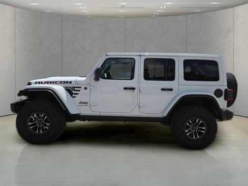 Used 2025 Jeep Wrangler Unlimited Rubicon AWD/4WD image 9