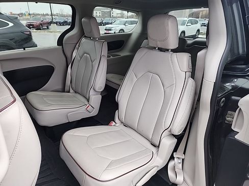 Used 2020 Chrysler Pacifica Limited w/ Tire & Wheel Group image 12