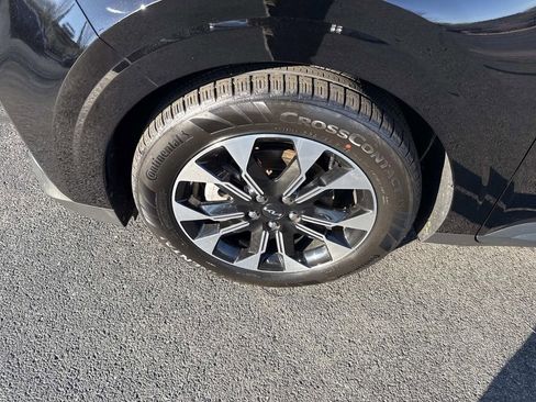 Used 2023 Kia Carnival EX image 12