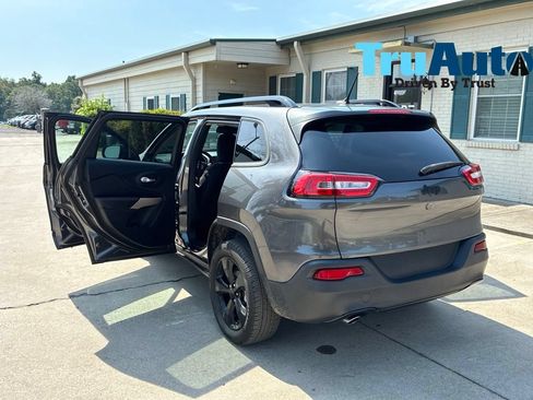 Used 2018 Jeep Cherokee Latitude w/ Altitude Package FWD image 13