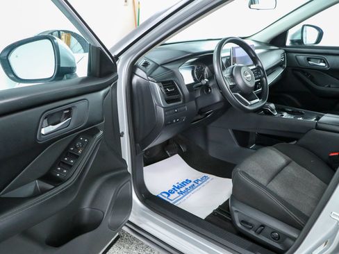 Used 2024 Nissan Rogue SV FWD image 3