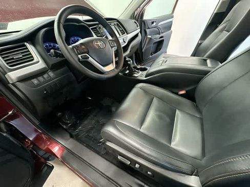 Used 2019 Toyota Highlander XLE w/ Carpet Mat Package (TMS) AWD/4WD image 17