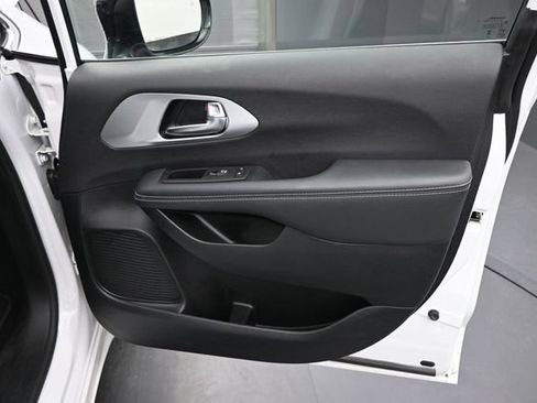 Used 2026 Chrysler Pacifica Limited FWD image 30