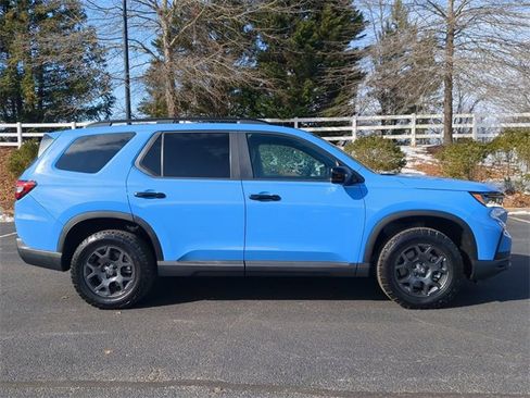 Used 2025 Honda Pilot TrailSport image 3