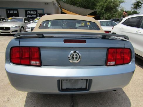 Used 2005 Ford Mustang Convertible RWD image 3