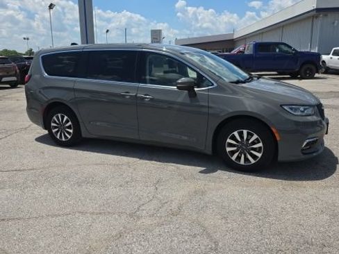 Used 2023 Chrysler Pacifica Touring-L FWD image 2