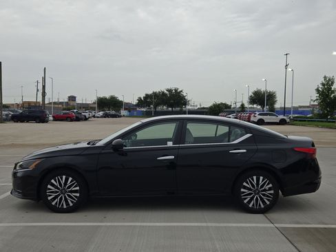 Used 2025 Nissan Altima 2.5 SV FWD image 7