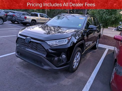 Certified 2021 Toyota RAV4 XLE w/ Convenience Package AWD/4WD image 4
