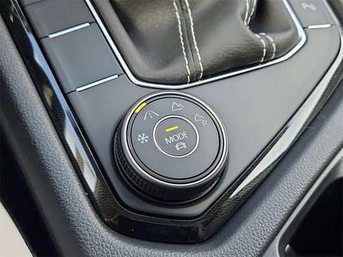 New 2025 Volkswagen Taos SE image 9