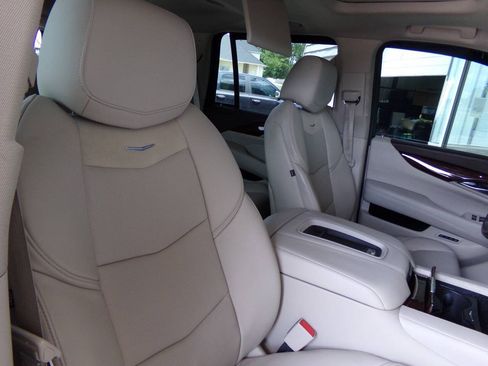 Used 2016 Cadillac Escalade Luxury AWD/4WD image 27