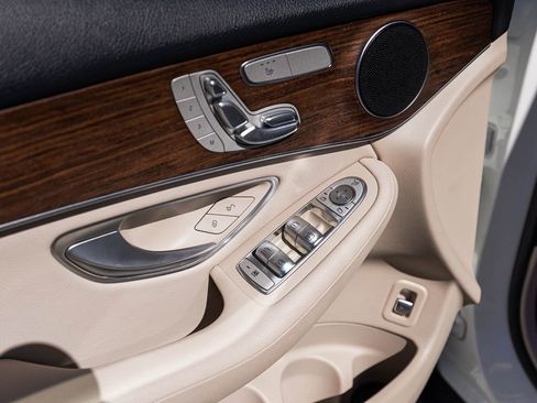 Used 2022 Mercedes-Benz GLC 300 4MATIC w/ Multimedia Package Lite image 12