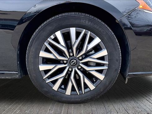 Used 2025 Nissan Altima 2.5 SV image 9