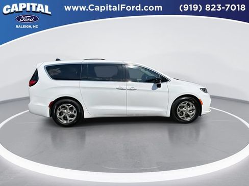 Used 2024 Chrysler Pacifica Limited FWD image 9