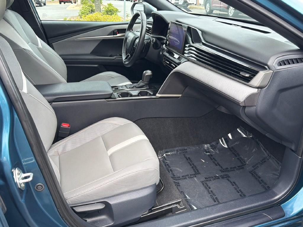 Used 2025 Toyota Camry SE w/ Convenience Package FWD image 9