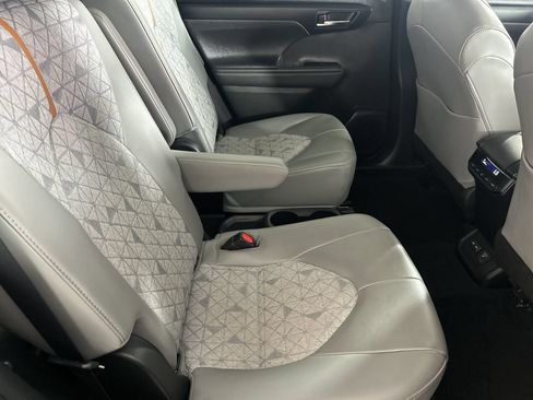 Used 2023 Toyota Highlander Bronze Edition FWD image 25