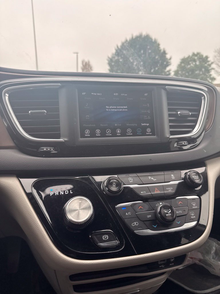 Used 2018 Chrysler Pacifica Touring-L FWD image 2