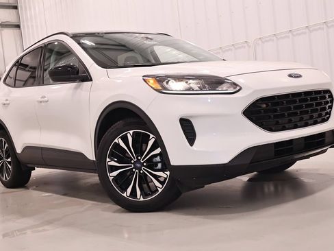 Certified 2022 Ford Escape SE w/ SE Sport Appearance Package AWD/4WD image 39