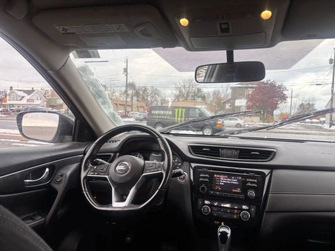 Used 2017 Nissan Rogue SV image 9