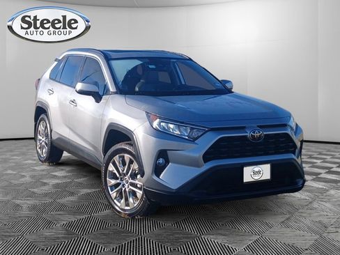 Used 2021 Toyota RAV4 XLE Premium image 7