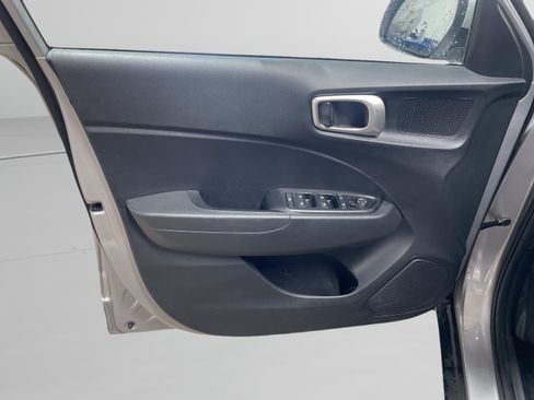 Used 2025 Hyundai Venue SEL FWD image 12