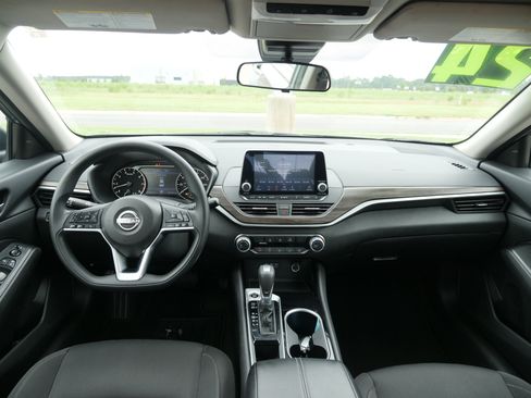 Used 2024 Nissan Altima 2.5 SV image 16