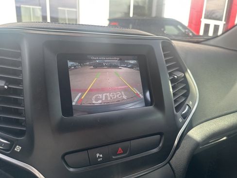 Used 2019 Jeep Cherokee Latitude Plus image 10